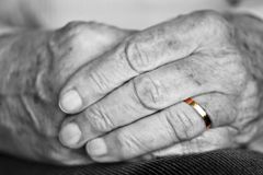 Seniorka po padesáti letech našla snubní prsten, který ztratila na bramborovém poli