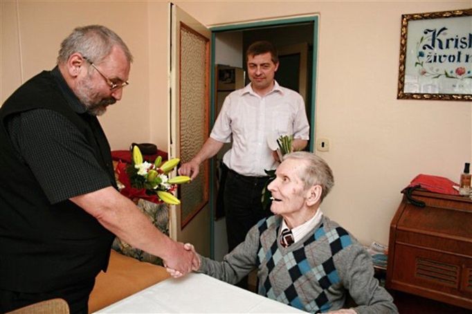 Rudolf Lúchava, 100 let (narozen 28. dubna 1913), sklenář . Pochází z Valaskéj Beléj, okr. Prievidza. Na své dětství vzpomíná rád, i když doba nebyla lehká a žilo se těžko. Už ženatý se dvěma dětmi musel v roce 1942 nastoupit jako záložník do slovenské armády. Dostal se do zajetí a byl odvezen do Německa. Rodina o něm dlouhou dobu nic nevěděla a myslela si, že nežije. Po válce se vrátil na Slovensko. Práce bylo málo, a tak odešel na Moravu do Hroznové Lhoty a otevřel si živnost - sklenářství. Po znárodnění v roce 1948 dostal práci jako sklenář v komunálních službách ve Veselí nad Moravou. S rodinou se do Veselí přestěhoval v roce 1960.  Od roku 1969 až dodnes žije v družstevním bytě na Hutníku. Od roku 1979 je pan Lúchava vdovec. Má 5 vnoučat, 12 pravnoučat a jednoho prapravnuka. Je nejstarším mužem Veselí nad Moravou. Sám říká: "Děkuji Pánu Bohu, že jsem se dožil tak požehnaného věku - sta let. Je to překrásný věk, ale síly už mě opouštějí, zrak je slabý. Jsem však rád a děkuji Bohu, že mi ještě dost dobře slouží hlava-rozum. Mnozí se mě ptají, v čem vězí tajemství dlouhověkosti? Musím říct, že je to skromný život, více hladu než sytosti a má stálá víra v Pána Boha - jsem člověk věřící a na něho spoléhám stále. Ve Veselí bydlím už 53 roků. Když se ohlížím zpět na prožité roky, tak se mně zdá, že jsem tu už dost dlouho. Za ty roky se toho hodně změnilo. Je již modernější doba a technika jde rychle dopředu. Nám dříve narozeným se o tom ani nesnilo. Život rychle běží. Jsem rád, že můžu zbytek života prožívat s rodinami syna Pavla a dcery Pavly."