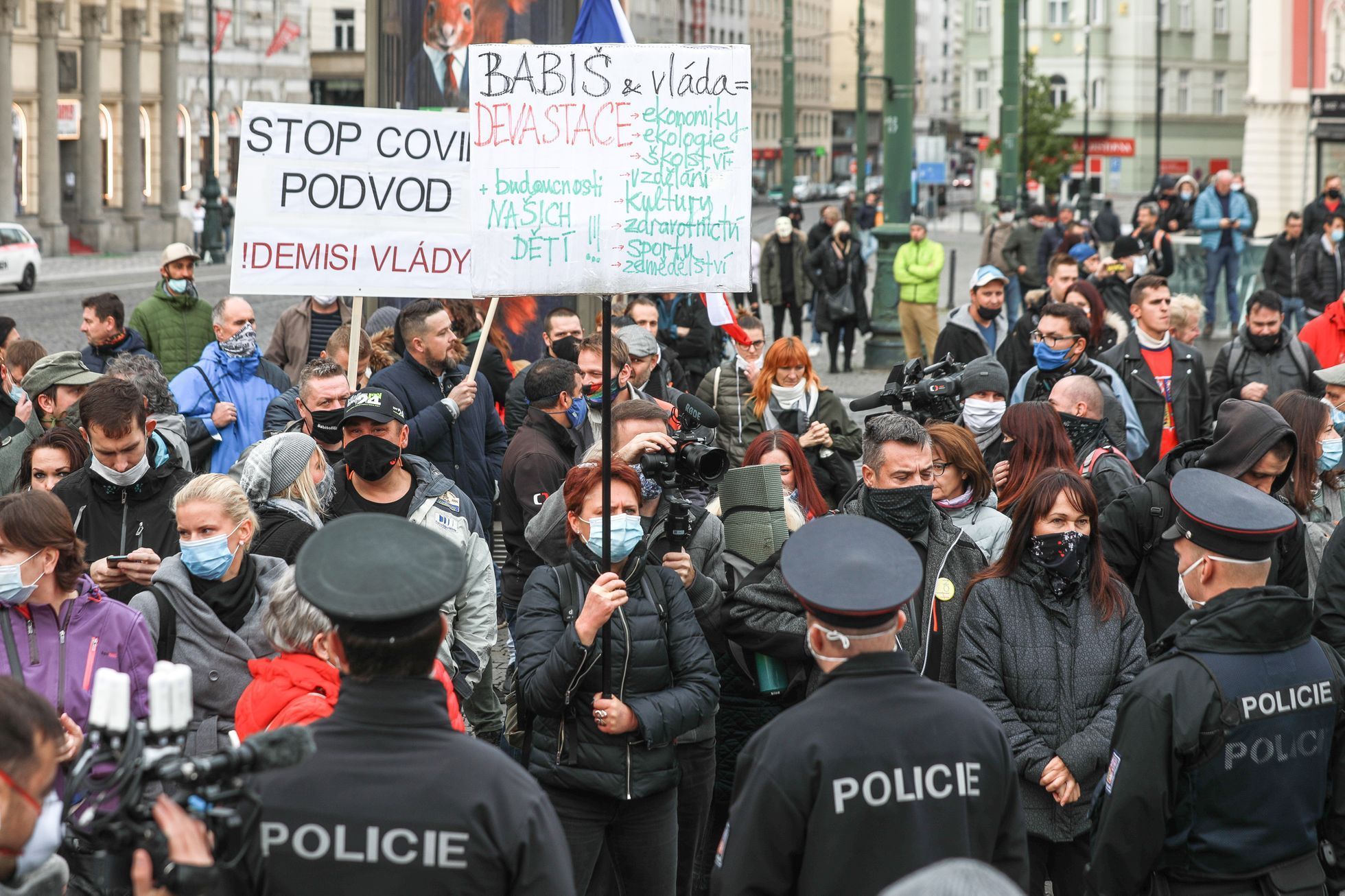 Demonstrace proti omezování svobod, koronavirus, Náměstí republiky, 28. 10. 2020