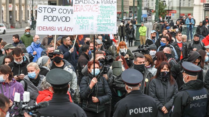 Analytik: Lidé věří i tomu, čemu by jindy nevěřili. Dezinformační krizi nikdo neřeší