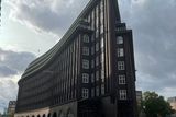 Výjimečná expresionistická budova v Hamburku, takzvaná Chilehaus. Nechal si ji postavit rejdařský magnát Henry B. Sloman, který obchodoval s chilským ledkem. Auroem je architekt Fritz Höger.