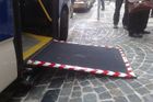 Plošina pro vozíčkáře, nezbytná součást každého moderního autobusu.