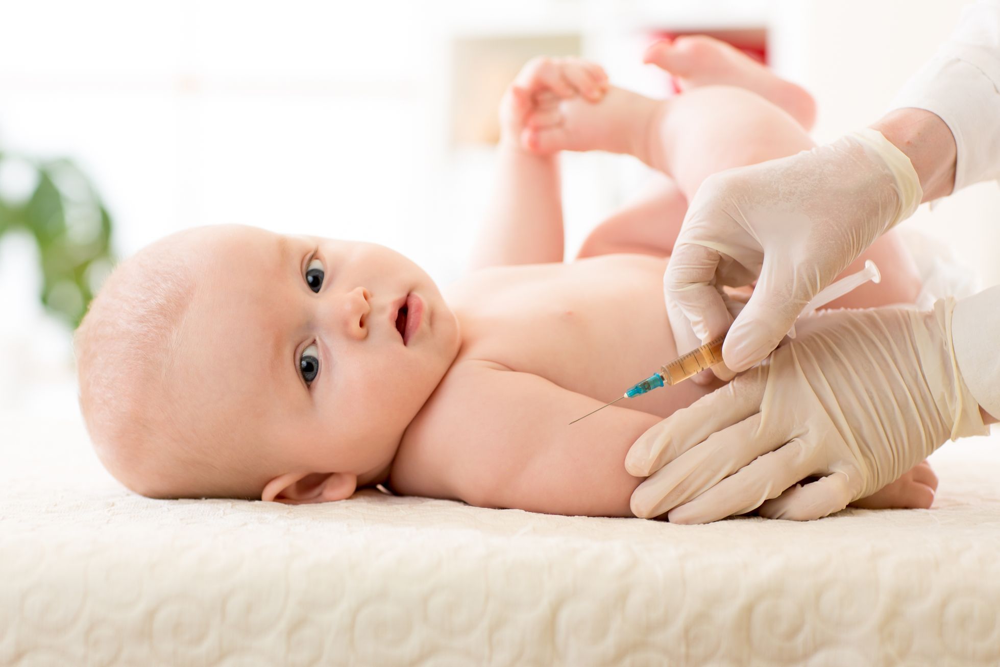 očkování dítě miminko injekce