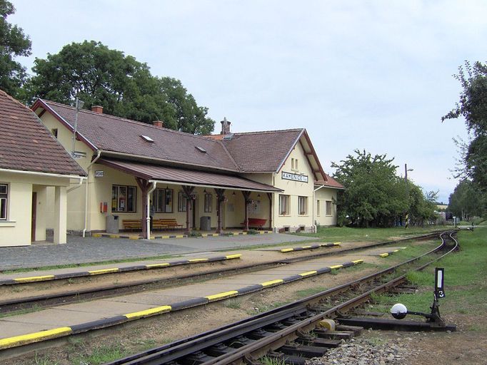 Kamenice nad Lipou, okres Pelhřimov. Zastávka na trase turisticky atraktivní úzkokolejky Obrataň - Jindřichův Hradec obsadil v letech 2009 i 2008 druhé místo. Získalo je