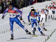 Finiš skiatlonu mužů. V čele je vítězný Rus Dementěv. Za ním třetí Pietro Piller Cottrer z z Itálie.