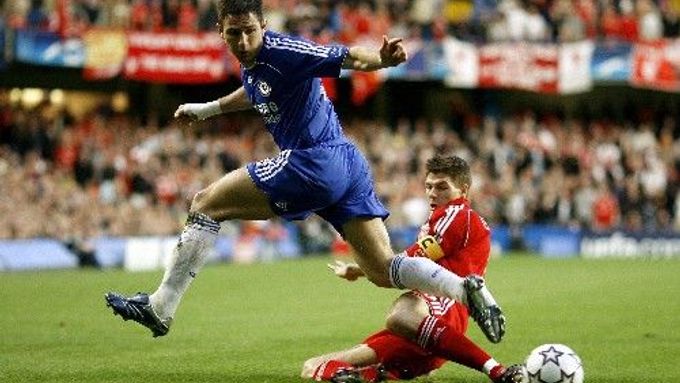 Frank Lampard v souboji se Stevnem Gerrardem.