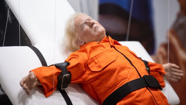 Ukřižovaný Trump ve vězeňském. "Je to děsivě realistické," říká majitel galerie; Zdroj foto: Profimedia.cz