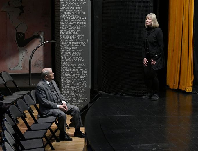 Jiří Suchý a Jitka Molavcová v Semaforu zkoušejí muzikál Nižní Novgorod.  