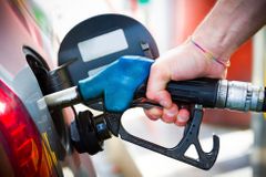 Paliva v Česku opět zlevnila. Cena nafty i benzinu klesla o desítky haléřů