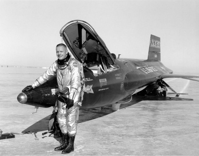 Neil Armstrong pózuje s letounem NASA (X-15)