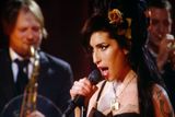 Amy Winehouse, suverénní vítězka padesátých Grammy, byla přítomna jen virtuálně; své vystoupení přenášela do Los Angeles satelitem až z Londýna.