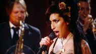 Amy Winehouse, suverénní vítězka padesátých Grammy, byla přítomna jen virtuálně; své vystoupení přenášela do Los Angeles satelitem až z Londýna.