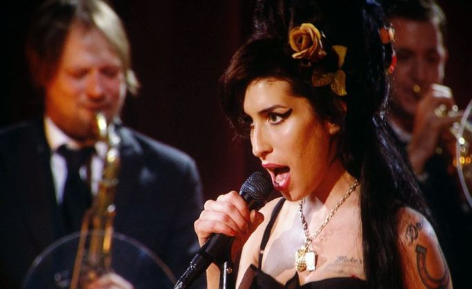 Amy Winehouse, suverénní vítězka padesátých Grammy, byla přítomna jen virtuálně; své vystoupení přenášela do Los Angeles satelitem až z Londýna.