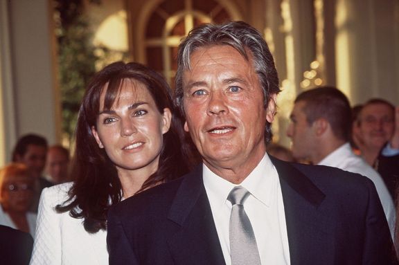 Alain Delon a jeho druhá manželka Rosalie van Breemen ve francouzském Deauville v srpnu 1996.