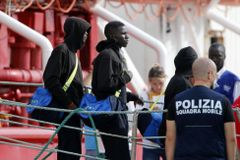 Loď Ocean Viking s migranty na palubě zakotvila na Sicílii, čeká je karanténa