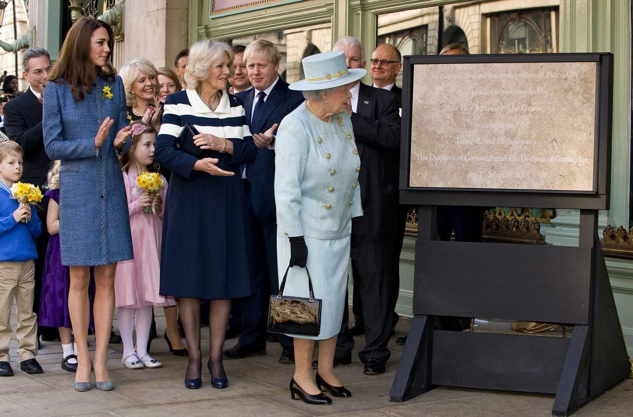 Královna Alžběta, Kate a Camilla si vyrazily do obchodu