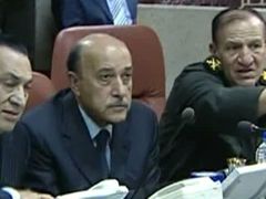 Krizové zasedání egyptské vlády. Prezident Husní Mubarak (vlevo) a viceprezident Umar Sulajmán(ve středu) jednají o situaci v zemi.