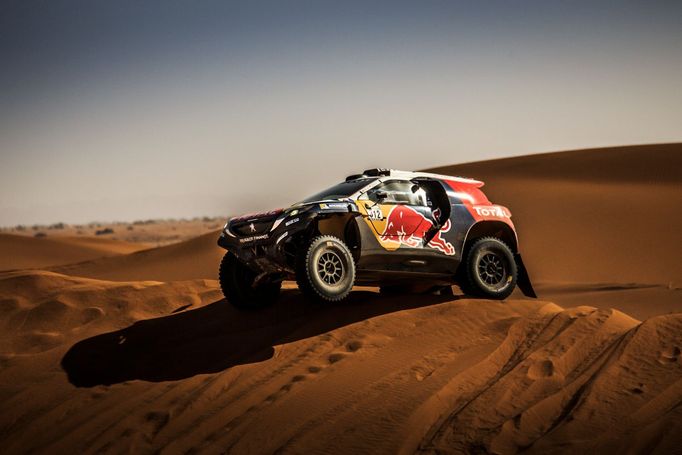 Sébastien Loeb (Peugeot 2008DKR16) před Rallye Dakar 2016