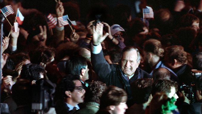 Americký prezident George Bush st. oslavil 17. listopadu 1990 s Čechoslováky první výročí sametové revoluce. Tato návštěva vešla do dějin.