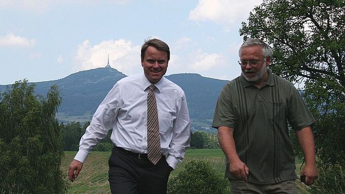 Martin Bursík s jedním z lídrů odporu proti uranu, Josefem Jadrným, obchází území, kde se dnes nachází chráněné ložisko uranu