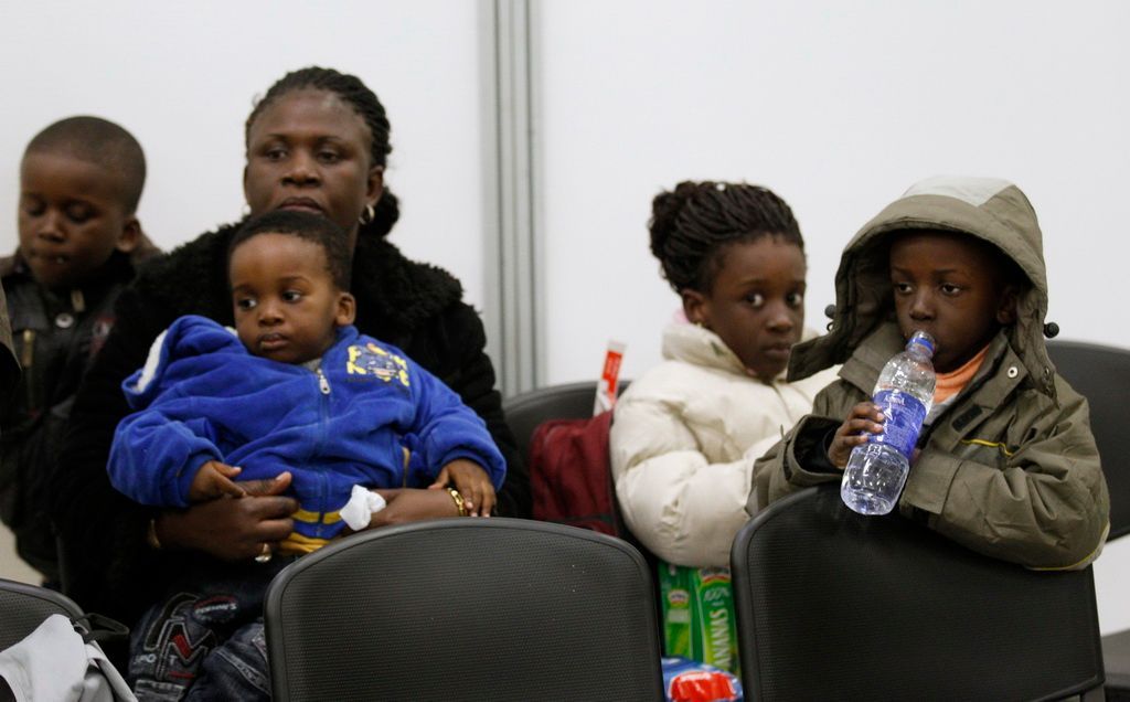 Uprchlíci, kteří přletěli z Libye, na letišti v Říme
