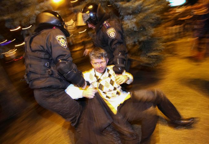 Protesty v Doněcku si vyžádaly smrt jednoho z demonstrantů, další byli zraněni.