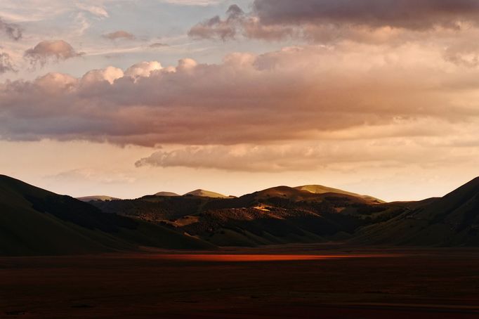 Rozkvetlá letní pole v okolí italské vesnice Castelluccio di Norcia