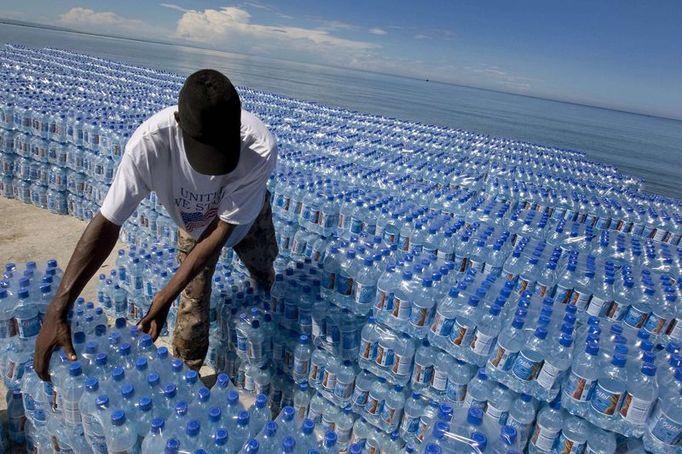 V soukromém přístavu je vykládána humanitární pomoc v podobě pitné vody.