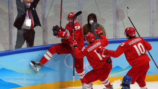 Radost Rusů z úvodní branky proti Švédsku v semifinále olympijského turnaje.