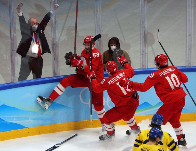 Radost Rusů z úvodní branky proti Švédsku v semifinále olympijského turnaje.