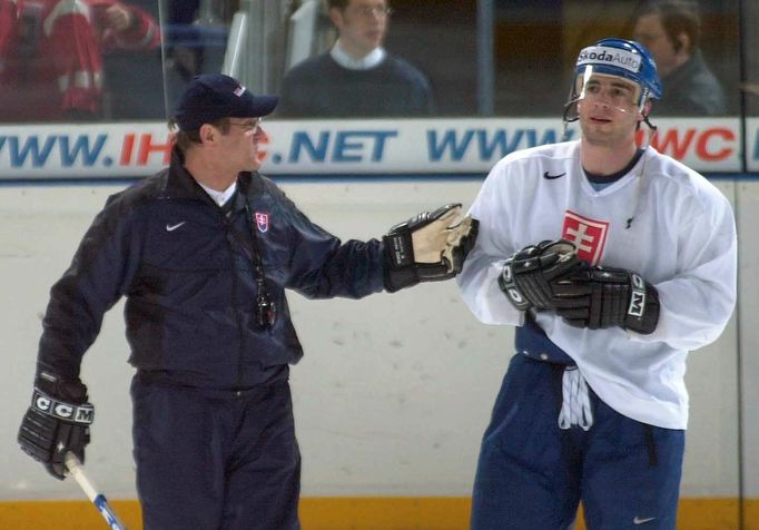 Trenér Ján Filc a Miroslav Hlinka na MS v hokeji 2001.