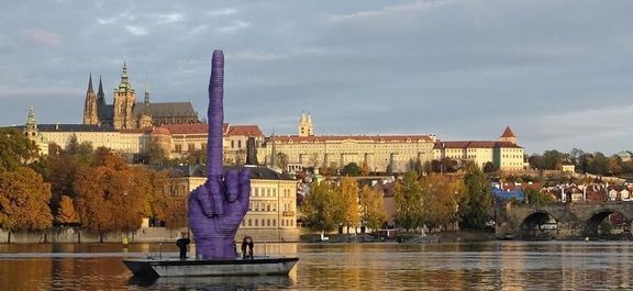 Umělecká instalace českého umělce Davida Černého před Pražským hradem v Praze, 21. října 2013.
