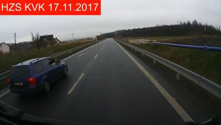 VIDEO: Hasiče překvapilo předjíždějící auto. Z okénka na ně vylétla skleněná lahev