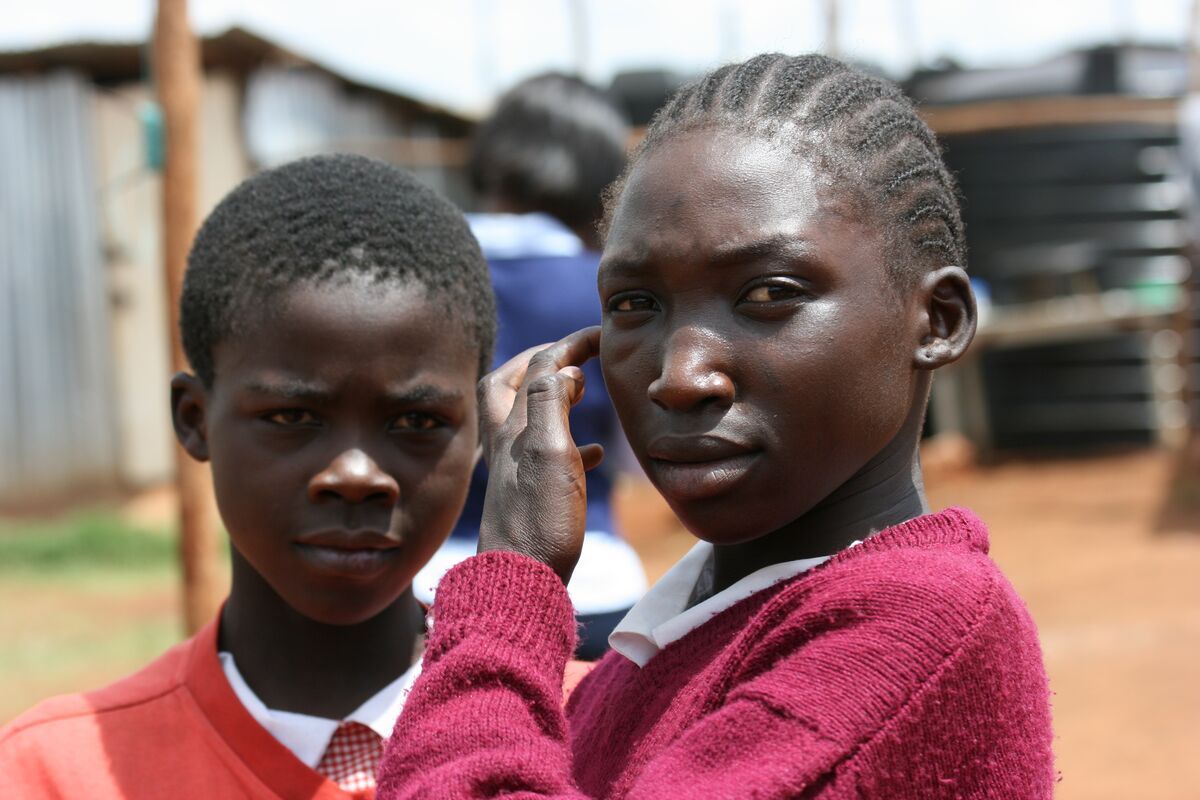 Keňa - školačky ze slumu Kibera