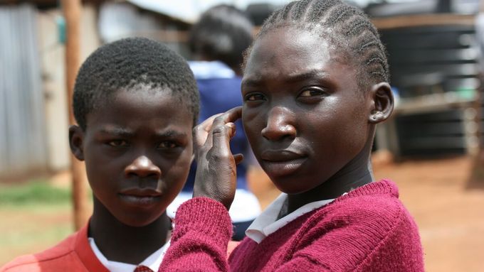 Školačky z keňského slumu Kibera.