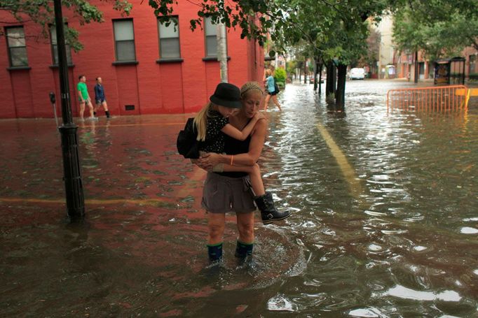 Zaplavené ulice v níže položené části Hobokenu, New Jersey.