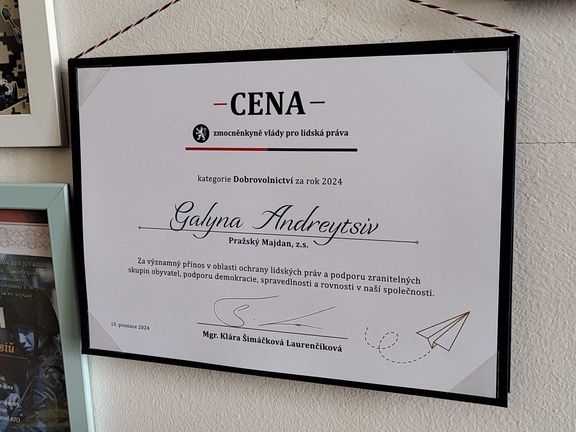 Jedno z ocenění, které Galyně Andrejciv visí na zdi kanceláře. 21. července 2025.