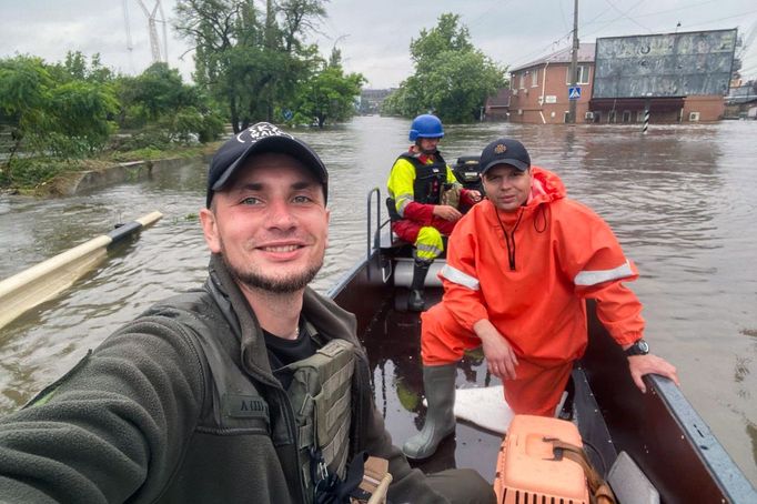 Maksym Ražanjajev v zaplaveném Chersonu po výbuchu Kachovské přehrady.