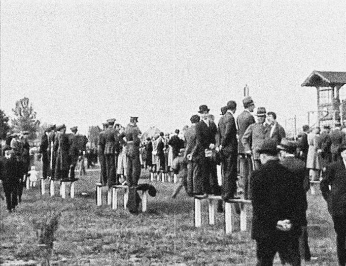 Dostihové derby v Chuchli v roce 1931. Reprofoto z dobové filmové nahrávky