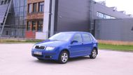 Tato modrá Škoda Fabia první generace vyjela z továrny 21. 12. 2005. Podle dobového ceníku výbava Elegance stála v základu 452 900 Kč, s příplatky tohoto kusu se ale cena zvedla zhruba o 150 000 korun.