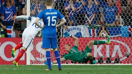 Euro 2016, Anglie-Island: Wayne Rooney dává z penalty gól na 1:0