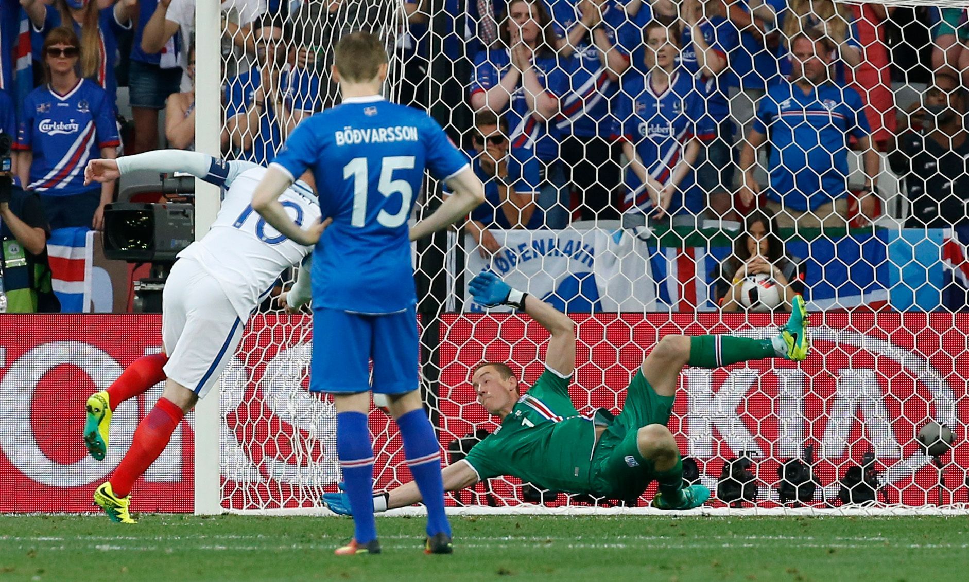 Euro 2016, Anglie-Island: Wayne Rooney dává z penalty gól na 1:0