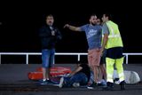 Kromě desítek mrtvých má útočník na svědomí také zhruba stovku zraněných lidí. Podle francouzského ministra vnitra Bernarda Cazeneuvea je 18 z nich v kritickém stavu.