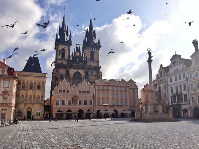 Staroměstské náměstí, kříže za oběti nemoci covid-19.