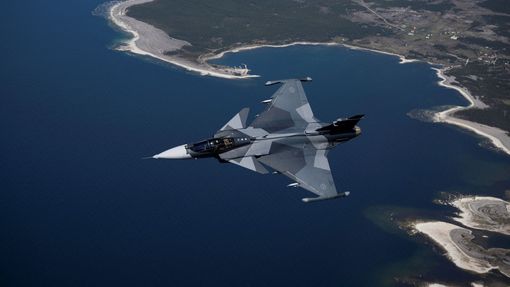 Švédský stíhací letoun JAS-39 Gripen letí nad švédským ostrovem Gotland.