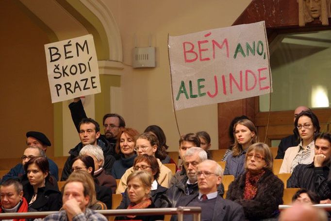 Demonstranti přišli podpořit Kaplického návrh přímo na jednání města.