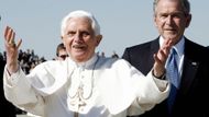 Prezident George Bush přivítal svatého otce přímo na letišti.