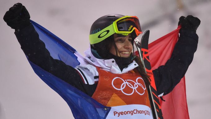 Perrine Laffontová slaví olympijské vítězství v boulích.