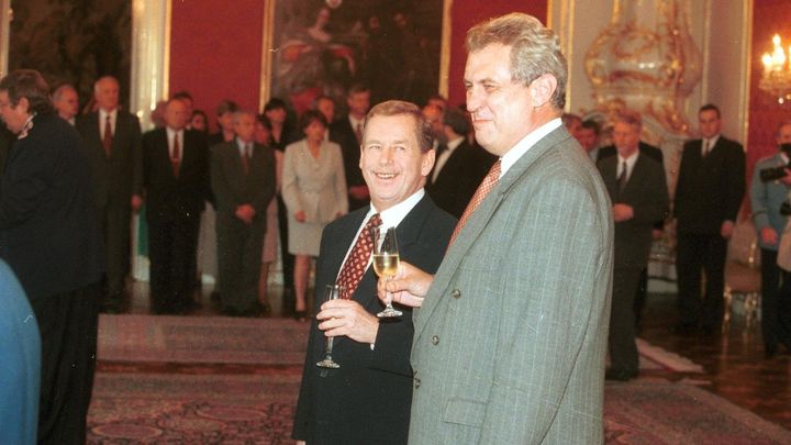 Charta, sovětská invaze i Zeman prezidentem. Část mladých tápe v dění 90. let; Zdroj foto: Profimedia.cz