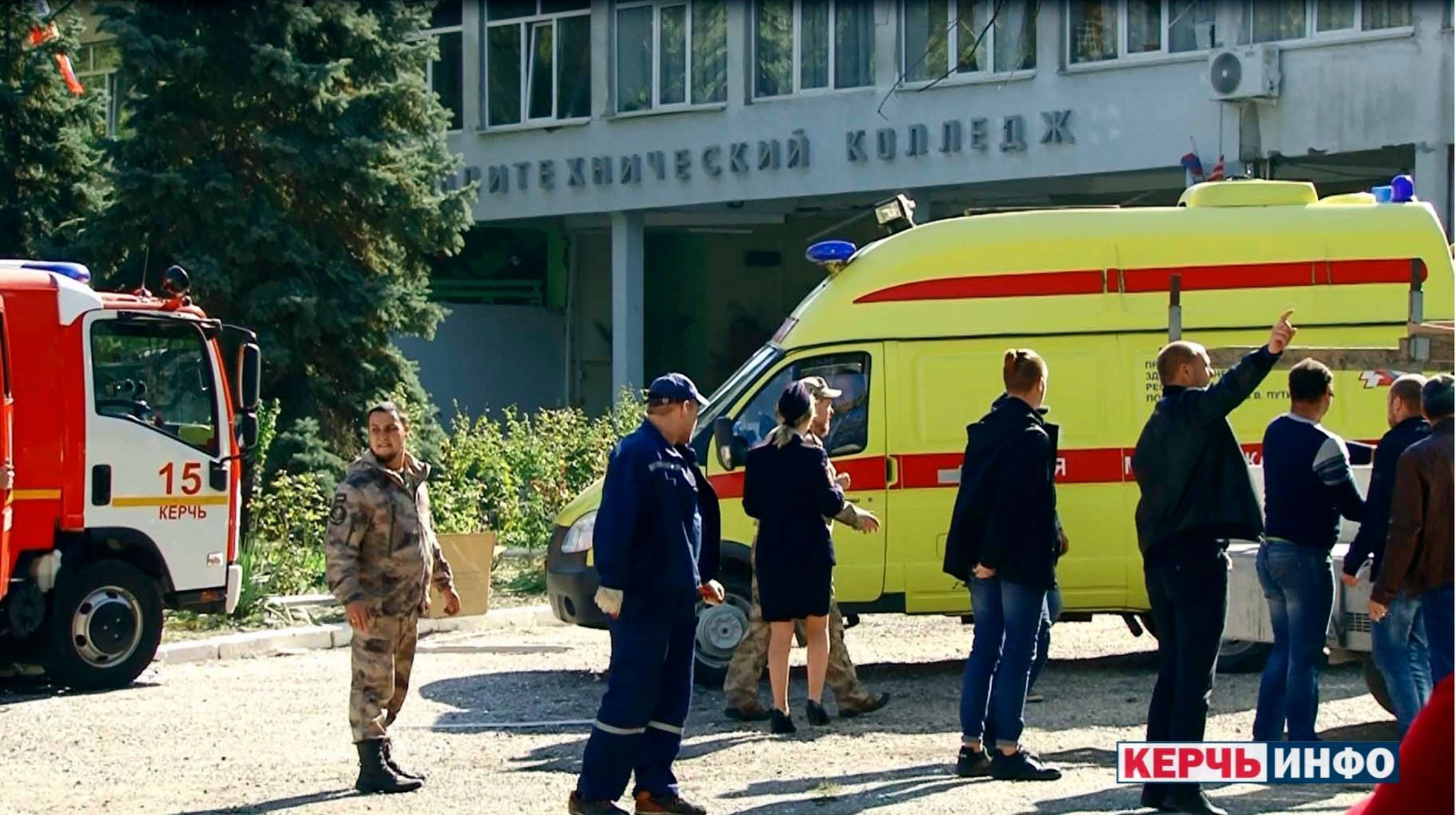 Policie u školy v Kerči na Krymu, kde došlo k útoku.